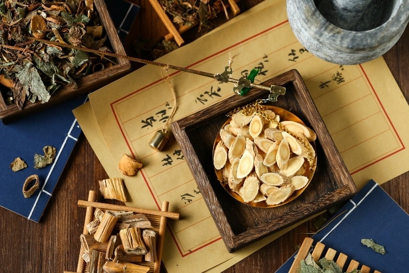 Dalla medicina cinese alla moderna nutraceutica: i benefici dell'astragalo